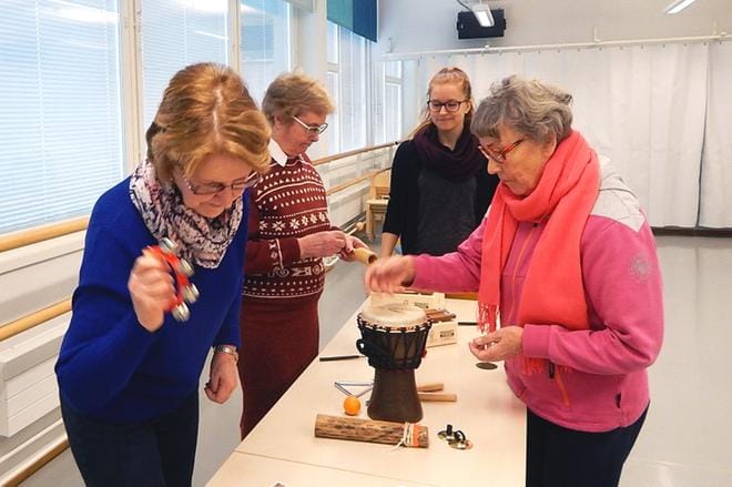 Marja Nygren, Raili Perttu ja Liisa Vettenranta tutustuvat uusiin soittimiin Minttu Koivusen johdolla. Kuva: Josefiina Vanhanen