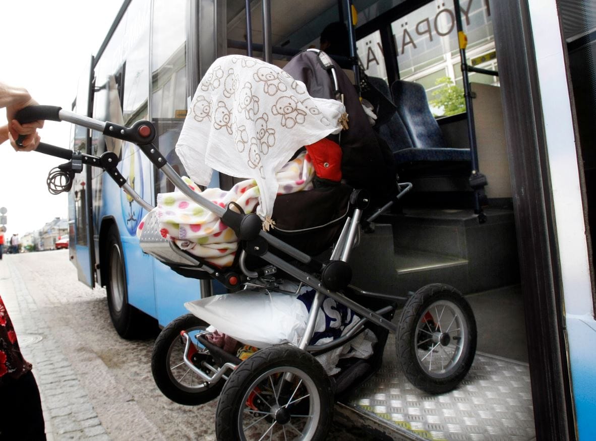 Oulussa harkitaan lastenvaunujen kanssa matkustavien ilmaisista bussimatkoista luopumista.