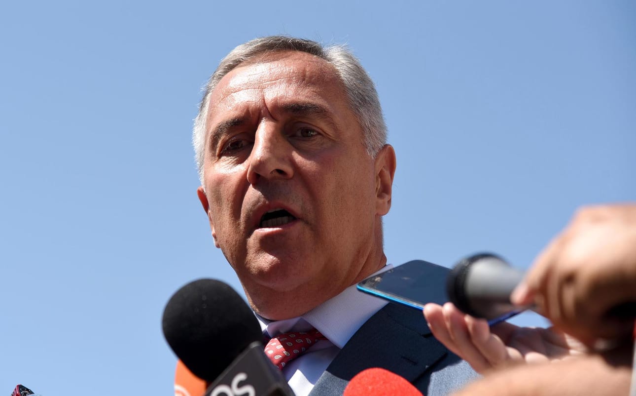 Presidentti Milo Djukanovic vastasi toimittajien kysymyksiin Podgoricassa käytyään äänestämässä sunnuntaina.
