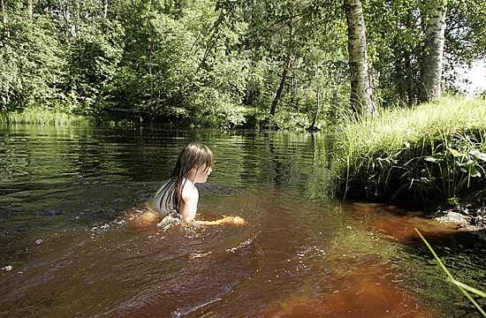 Siiri Roivainen on saanut jo paavolalaista pottua myyntiin Oulun torille. Avomaan perunaa lähialueilta tullee markkinoille kuun puolen välin jälkeen.