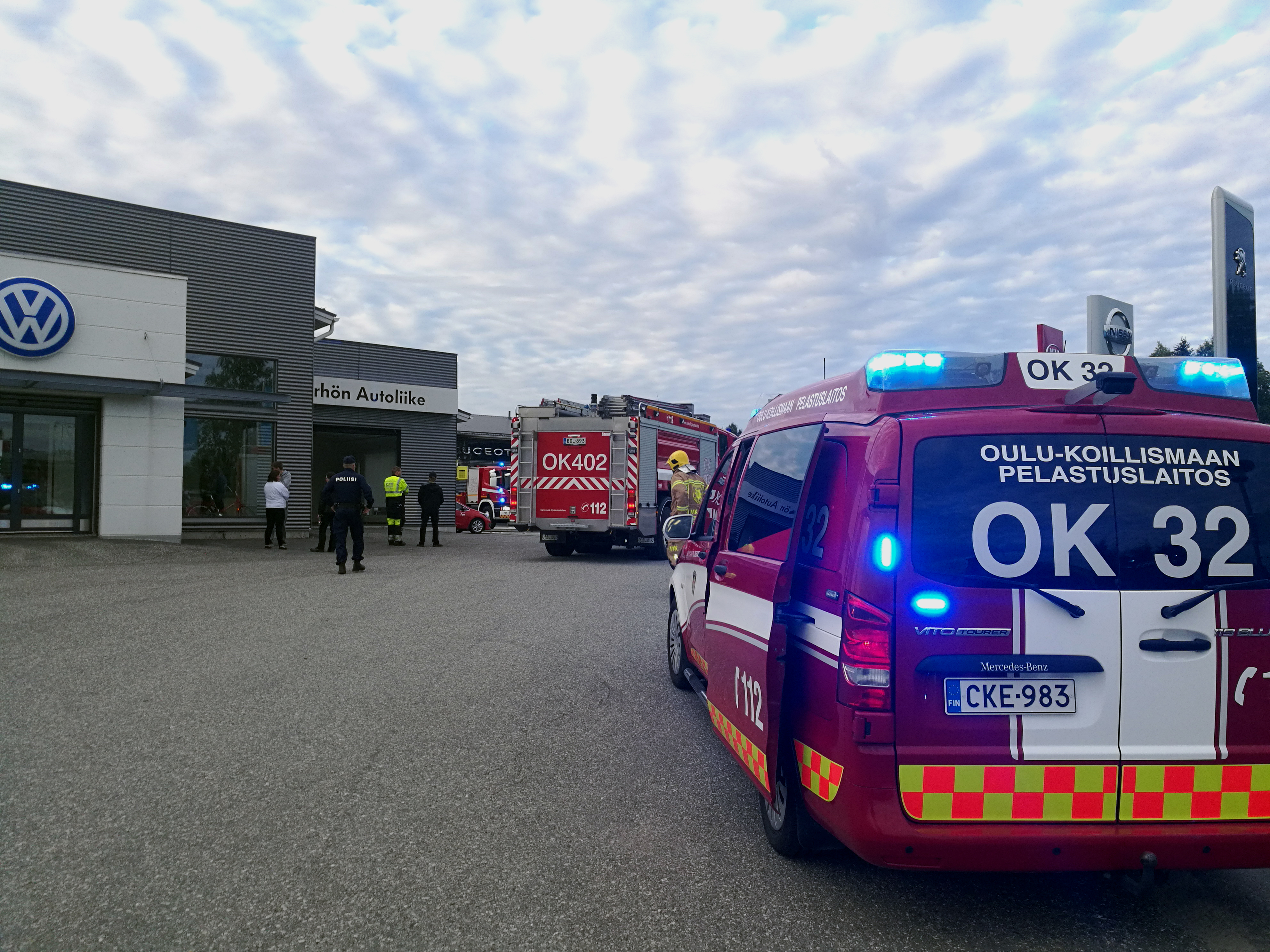 Lieskat löivät huoltohallin ikkunoista. Oikealla lukijamme Tuukka Kurvisen lähettämä kuva, alla samat ikkunat keskiviikkopäivänä.