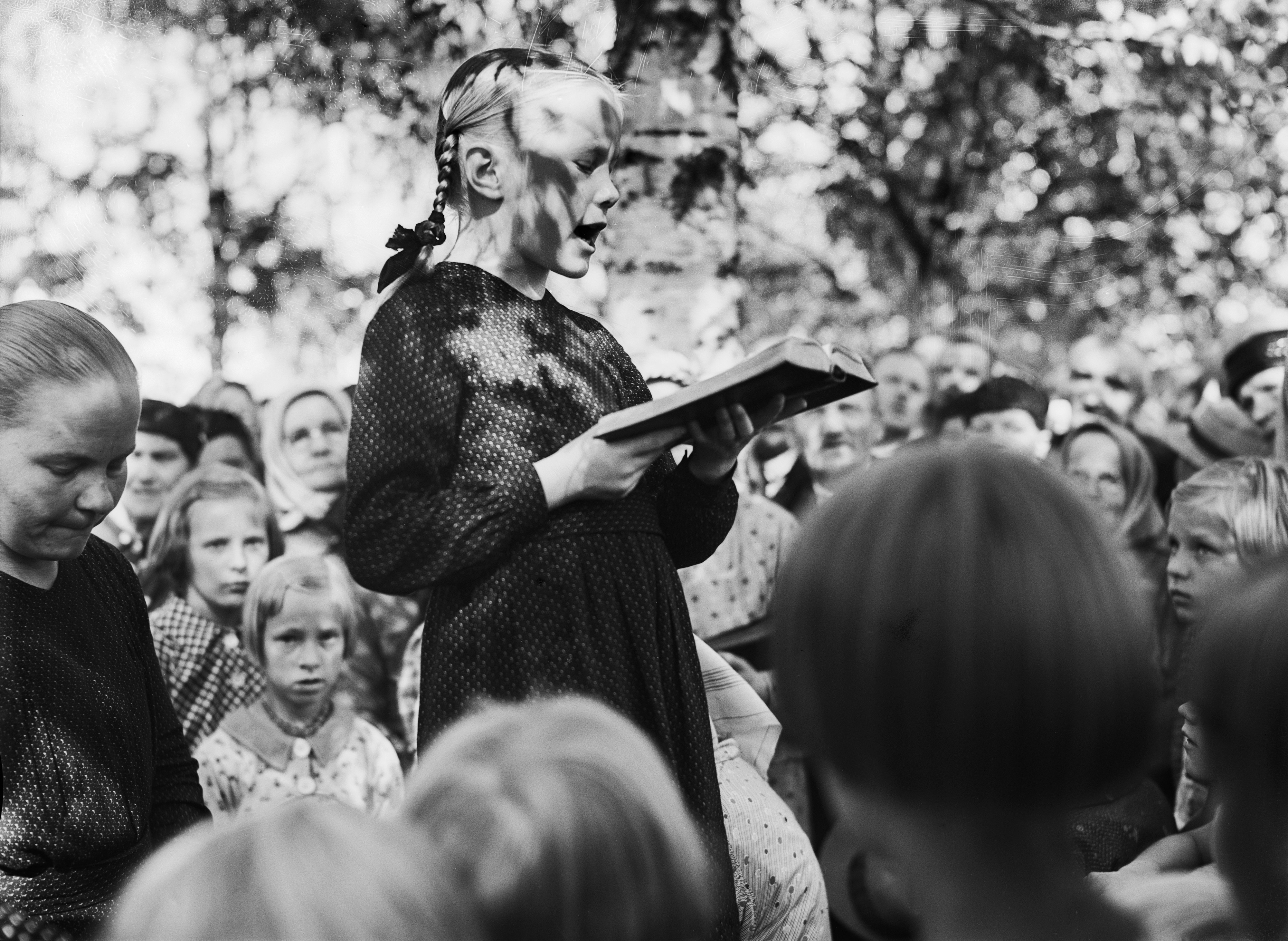 Kartanolaisuudeksi kutsuttuun kristillisvaikutteiseen lahkoon kuuluva lapsisaarnaaja esintyy Linnansaarella Oulussa 9.8.1937