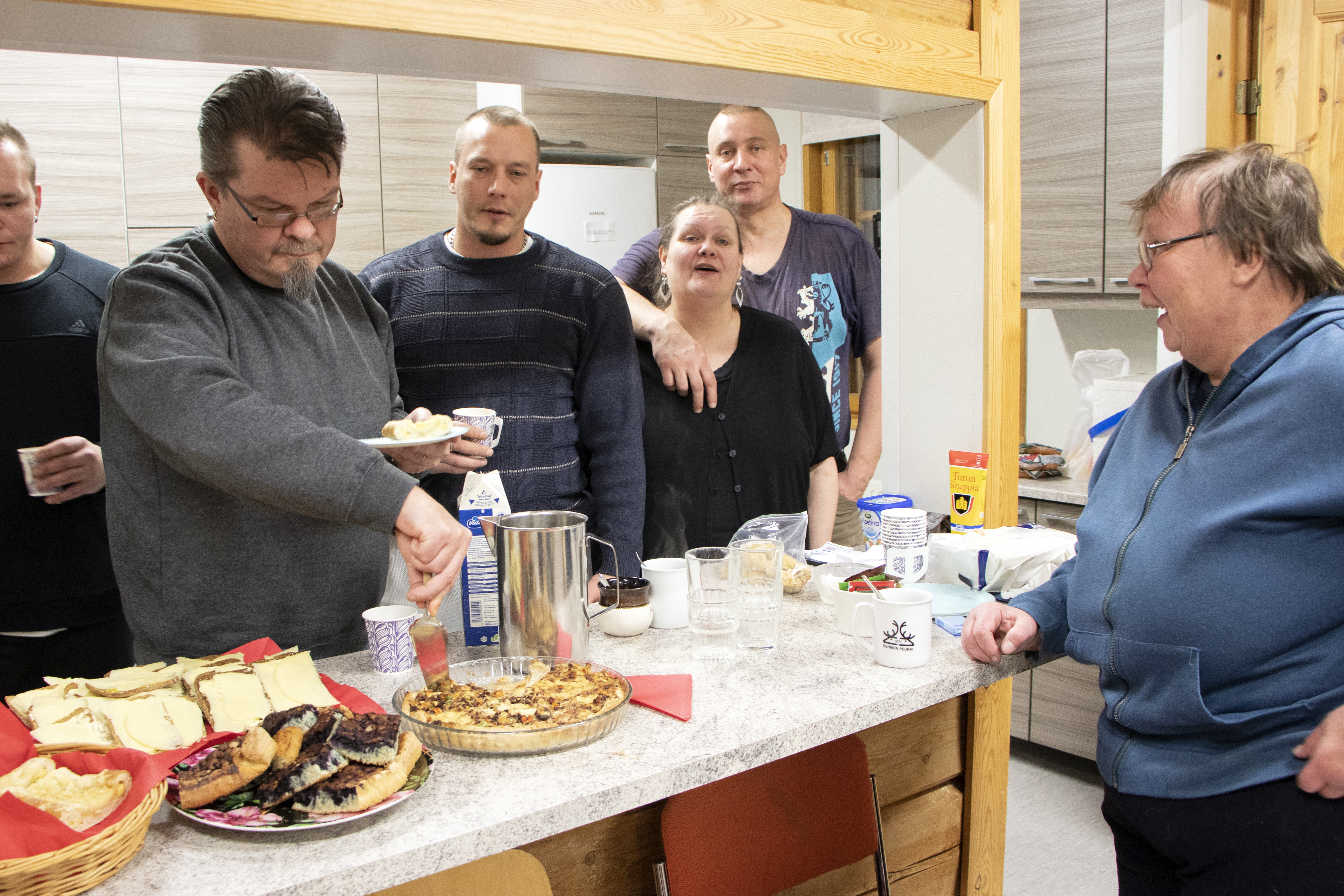 Keskipisteen A-kilta kokoontuu joka kuukauden ensimmäinen maanantai Pulkkilan hiihtomajalla. Päivi Seppälä sekä Sari ja Juha Kokkonen muistuttavat, että Yhteyden toisin kiltalaisiin saa vaikka facebookin välityksellä.
