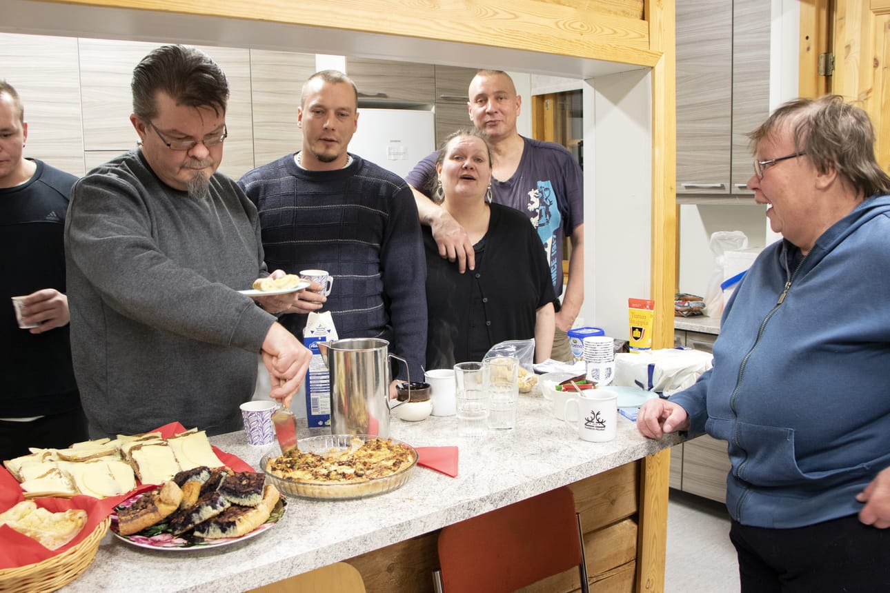 Keskipisteen A-kilta kokoontuu joka kuukauden ensimmäinen maanantai Pulkkilan hiihtomajalla. Päivi Seppälä sekä Sari ja Juha Kokkonen muistuttavat, että Yhteyden toisin kiltalaisiin saa vaikka facebookin välityksellä.
