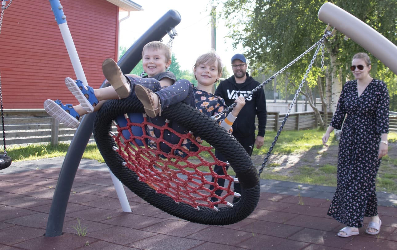 Henri ja Veera Saari antoivat vauhtia Pulkkilan alakoulun hämähäkkikeinussa olleille lapsilleen, tulevalle esikoululaiselle Laurille ja ensimmäiselle luokalle menevälle Varpulle.