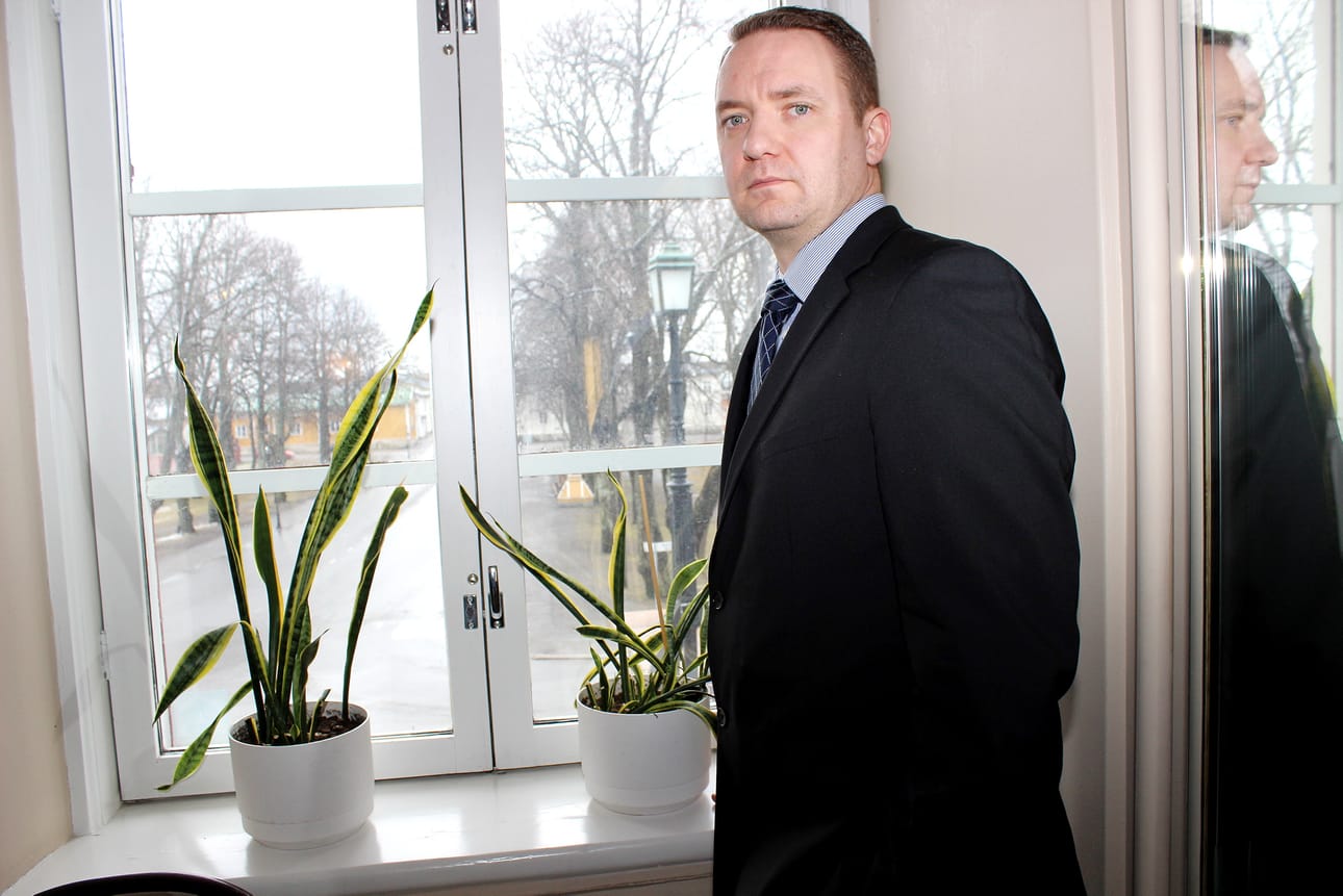 Mustasaarelainen Niklas Granö toimii Kristiinankaupungin lakimiehenä. Kuva keväältä 2018, kun hän aloitti työt Raatihuoneella. Arkistokuva. Lotta Kallio