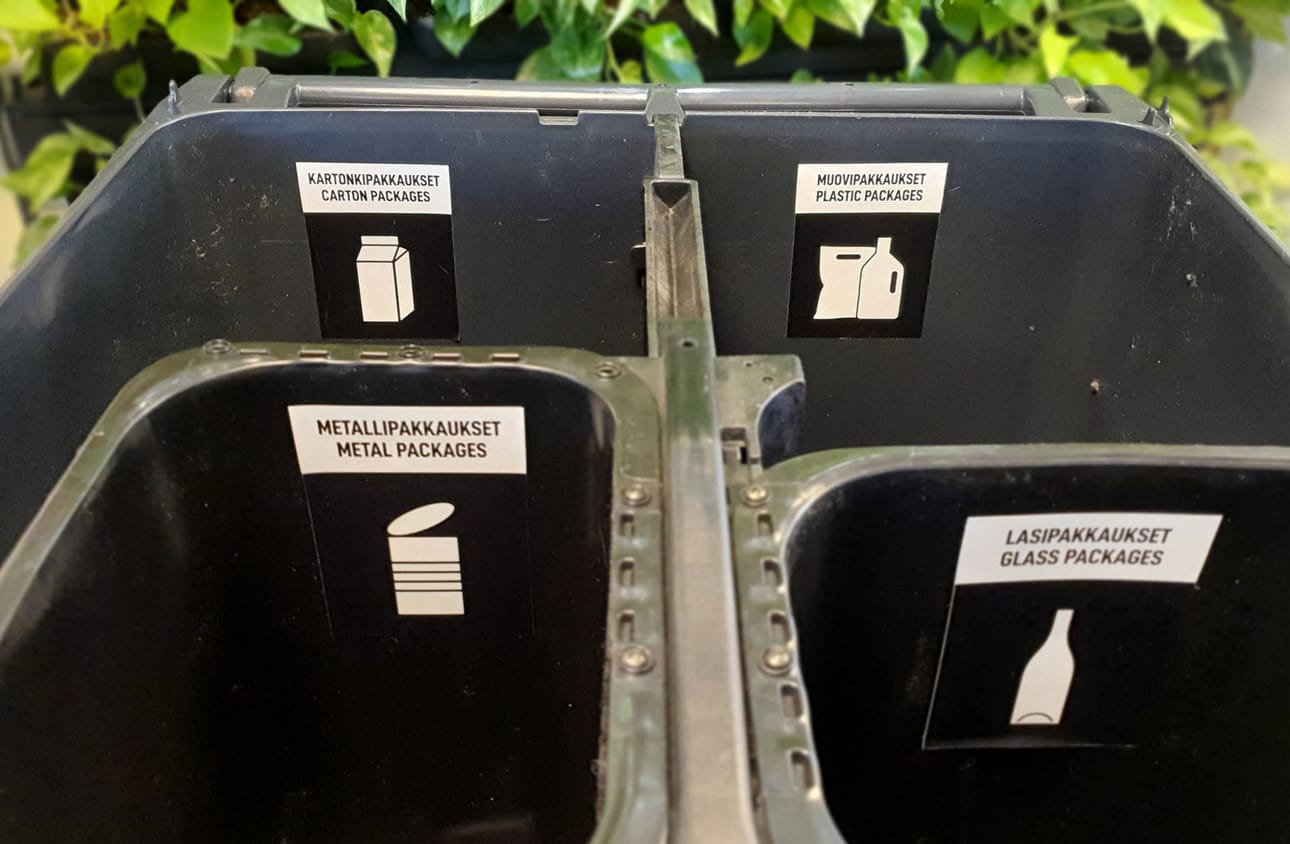 Pakkausjätteille tarkoitetussa monilokeroastiassa on neljä osiota kartongille, muoville, lasille ja metallille.