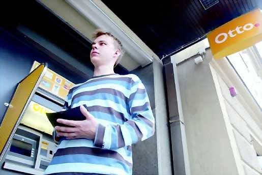 Ei lisämaksuja . Oululainen Jorma Jurmu sanoo vastustavansa lisämaksuja. "Jos lisämaksu tulisi, niin tuskinpa ryhtyisin rähjäämään. Automaateilla pitäisi vain asioida harvemmin ja nostaa kerralla enemmän".