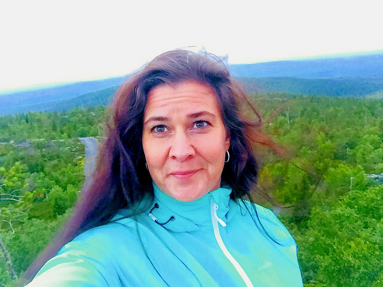 Tarja Puutio aloitti elokuussa Syötteen Matkailuyhdistyksen toiminnanjohtajana. Kuvassa Puutio on Iso-Syötteen huipulla.
