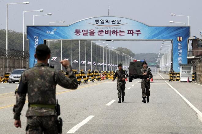 Etelä-Korean sotilaat partioivat tietä, joka johtaa rajakylä Panmunjomiin torstaina. Kylässä käydään historialliset neuvottelut perjantaina.