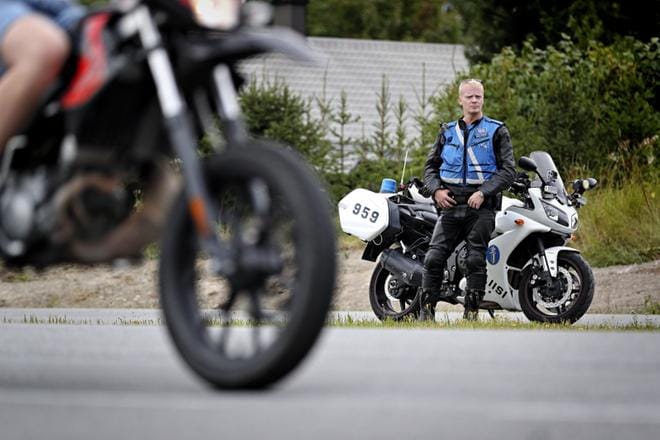 Ylikonstaapeli Jari Myllymäki valvoi liikennettä Mäki-Hakolantiellä Tanelinrannan koulun lähettyvillä. Poliisi joutui puuttumaan kuljettajien matkapuhelimen käyttöön ja yksi autoilijoista kaasutti jopa 30 kilometriä ylinopeutta.