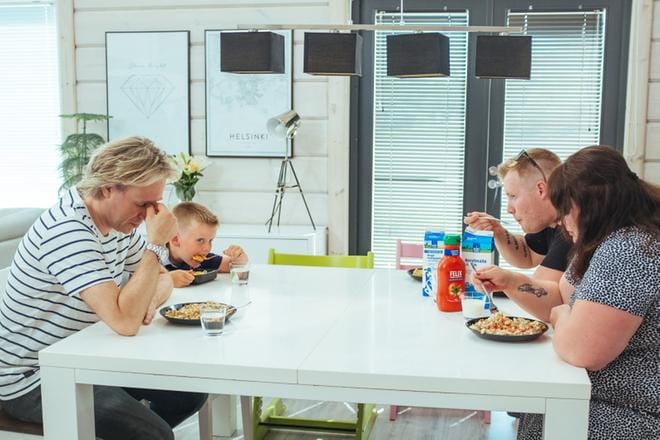Kari Aihinen ei innostu harmaista einesmössöistä, vaan aidoista raaka-aineista. Ilolla ja yhdessä on Aihisen motto keittiössä. KUVA: MTV3