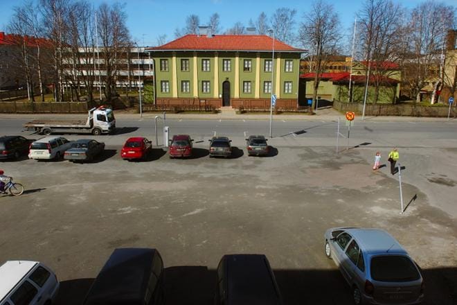 Veteraanipuisto Seinäjoen keskustassa ei ole ollut puisto koskaan – eikä sellaiseksi tulekaan. Ennen parkkipaikkakäyttöä tontilla seisoi Teboilin huoltoasema. Kuva: Heikki Hakanen
