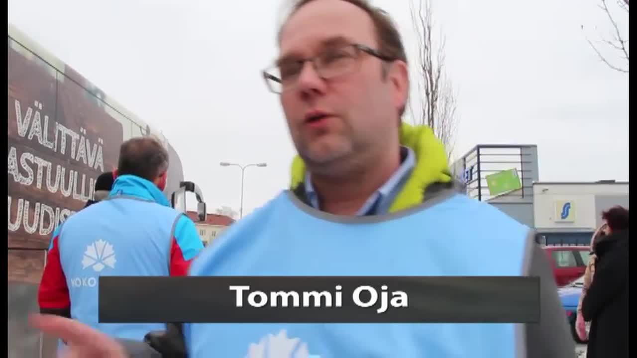 Kokoomuksen vaalibussi Oulaisissa