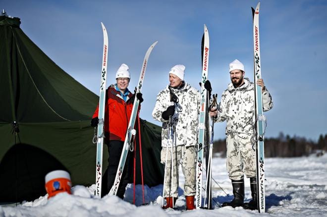 Alajärven kaupunginjohtaja Vesa Koivunen, Lappajärven kunnanjohtaja Sami Alasara ja Vimpelin kunnanjohtaja Sam Leijonanmieli taivalsivat suksineen miltei umpihangessa Lappajärven jäällä toistakymmentä tuntia. KUVA: TOMI KOSONEN