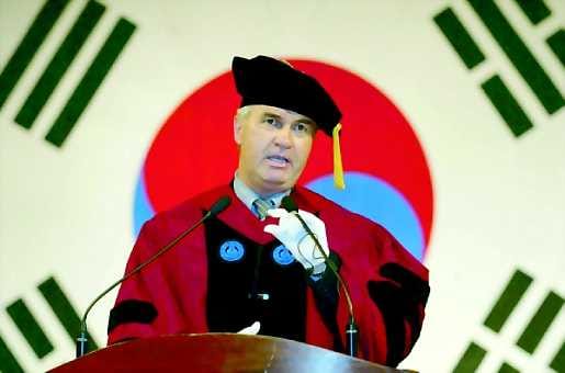 Jatkot Etelä-Koreassa. Hollantilainen Guus Hiddink jatkaa suhdettaan korealaisten kanssa.