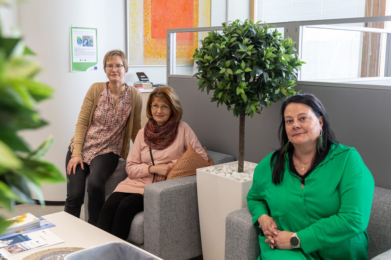 Elinvoimatoimiala haluaa Kemistä sujuvan arjen kaupungin niin yrityksille kuin kuntalaisille. ÄRM-hankkeiden kautta on saatu mahtava määrä lisäkäsiä yhteiseen työhön. Kuvassa vas. oikealle Hanna Alila (Kemin elinkeinopäällikkö), Päivi Remes (Kivalo-opiston rehtori) ja Mervi Nikander (Kemin elinvoimajohtaja)