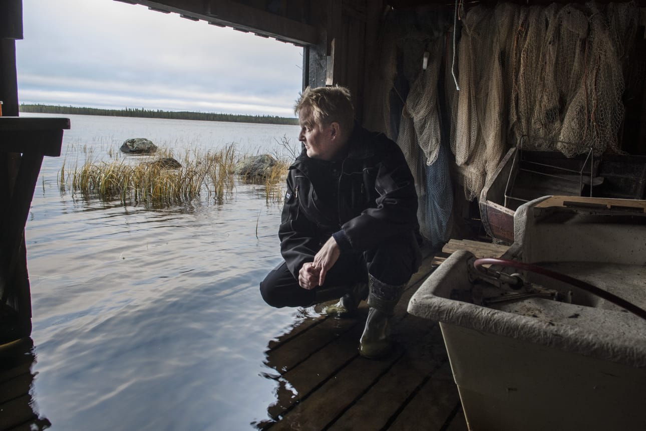 Ari Karsikon setä-vainaan venevajassa velloo vesi. Miestä harmittaa, että veden alentaminen näyttää päätyneen byrokraattisen sokkelon umpikujaan.