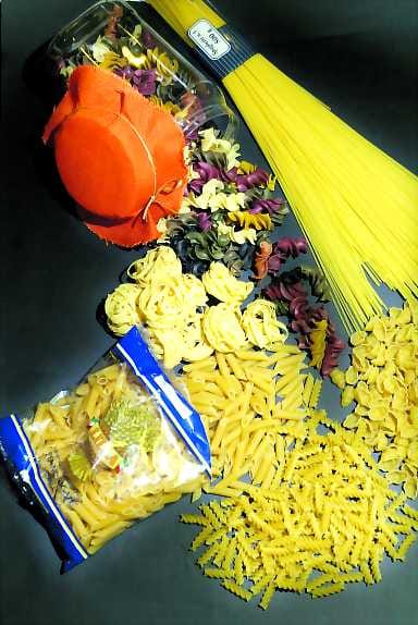 Italialaisittain. Pohjoisosissa Italiaa syödään enemmän litteää tuorepastaa (tagliatelle, fettuccine, lasagne), joiden taikinaan käytetään kananmunia. Eteläosissa suositaan putkimaisia pastoja.
