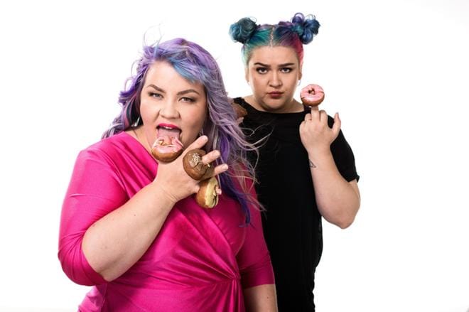 Jenny Lehtinen (vas.) ja Saara Sarvas eivät todellakaan hyssyttely uudessa Jenny+-ohjelmassa. KUVA: Johanna Kannasmaa