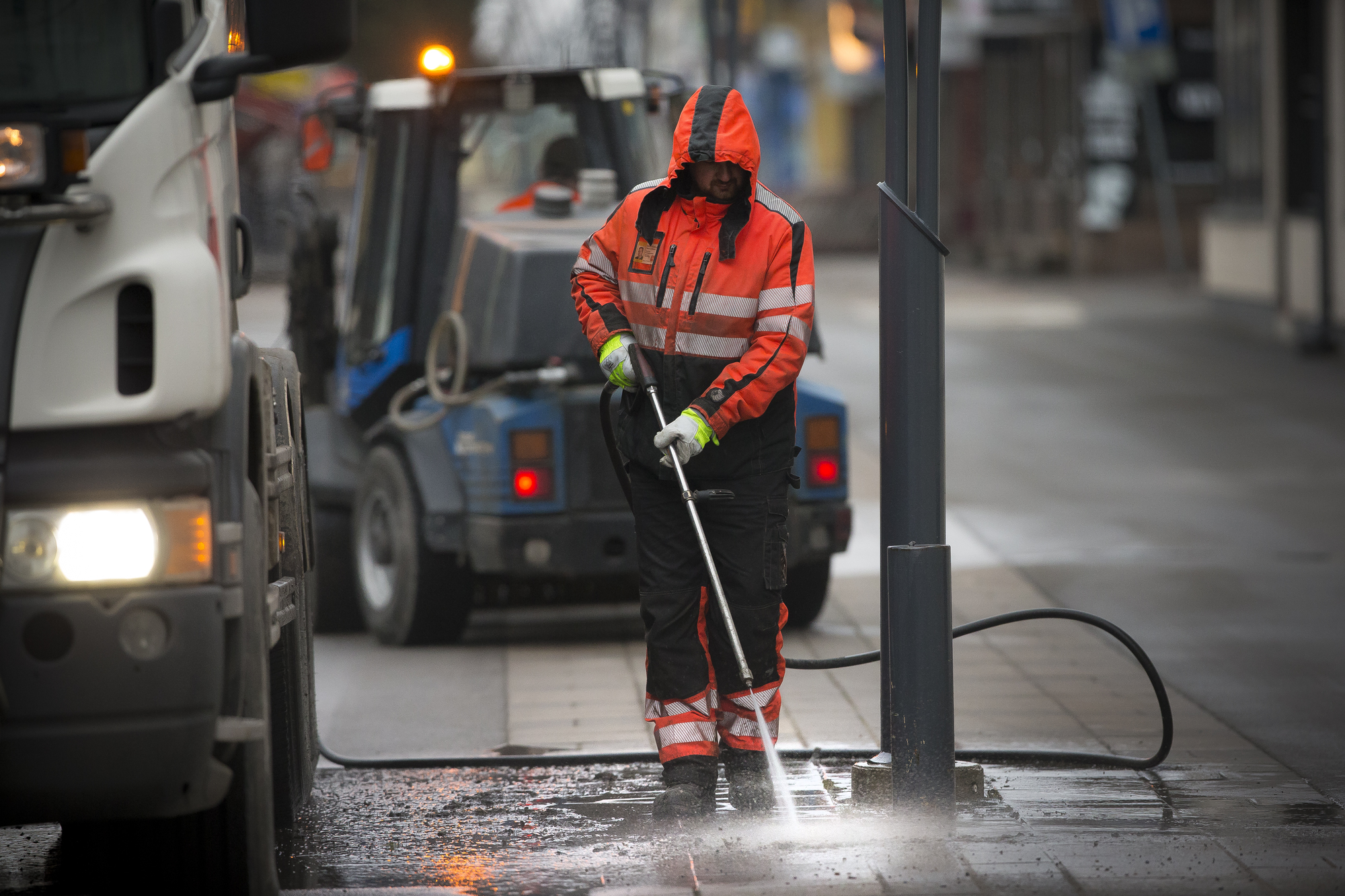 Kävelykatu sai perusteellisen puhdistuksen pesuaineineen, harjauksineen ja huuhteluineen. Keväinen puhdistustyö maksaa Raahen kaupungille ennakkoarvioiden mukaan noin 110 000 euroa.