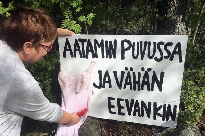 Jurvan harrastajateatterissa puheenjohtajallakin on käytännön töitä. Kuvassa Outi Jalonen tekee tienvarsikylttiä tulevaa näytelmää varten. KUVA: OUTI JALONEN