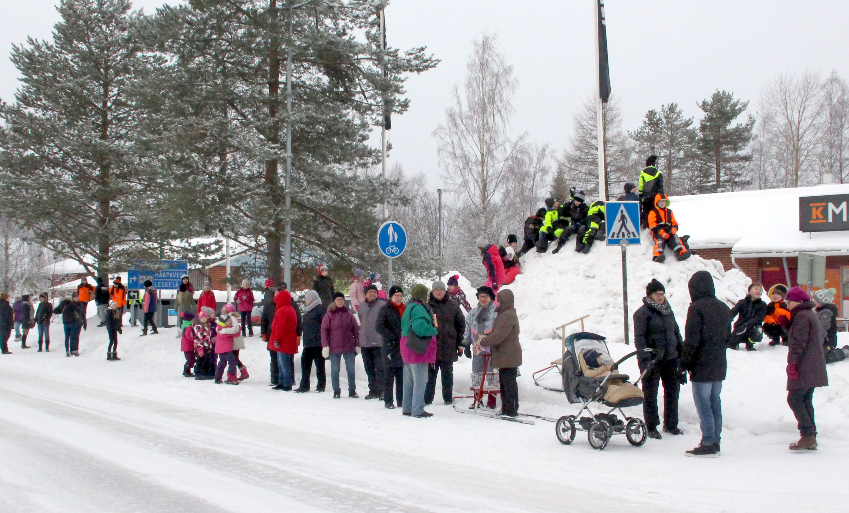 Piippolan raitille oli kokoontunut melkoinen joukko kyläläisiä ja koululaisia katsomaan historiallista, kylän ensimmäistä penkkariajelua.