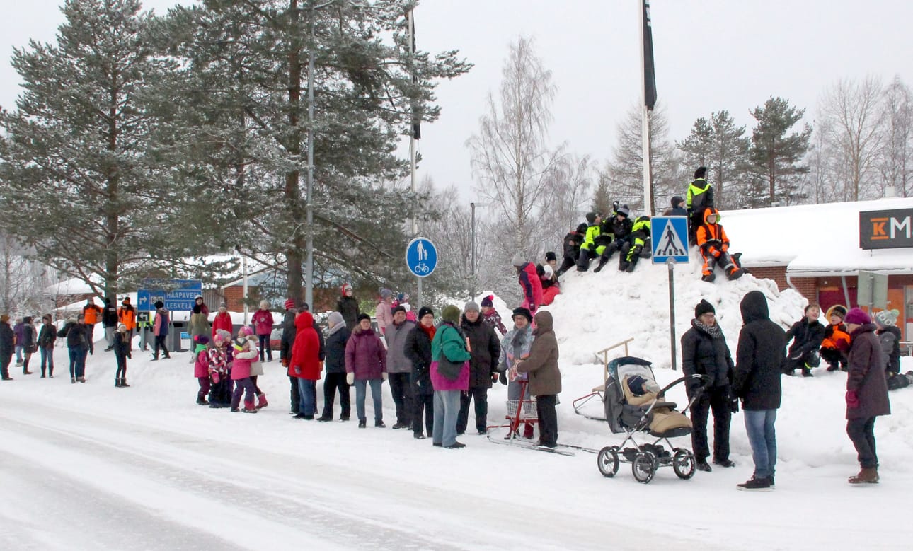 Piippolan raitille oli kokoontunut melkoinen joukko kyläläisiä ja koululaisia katsomaan historiallista, kylän ensimmäistä penkkariajelua.