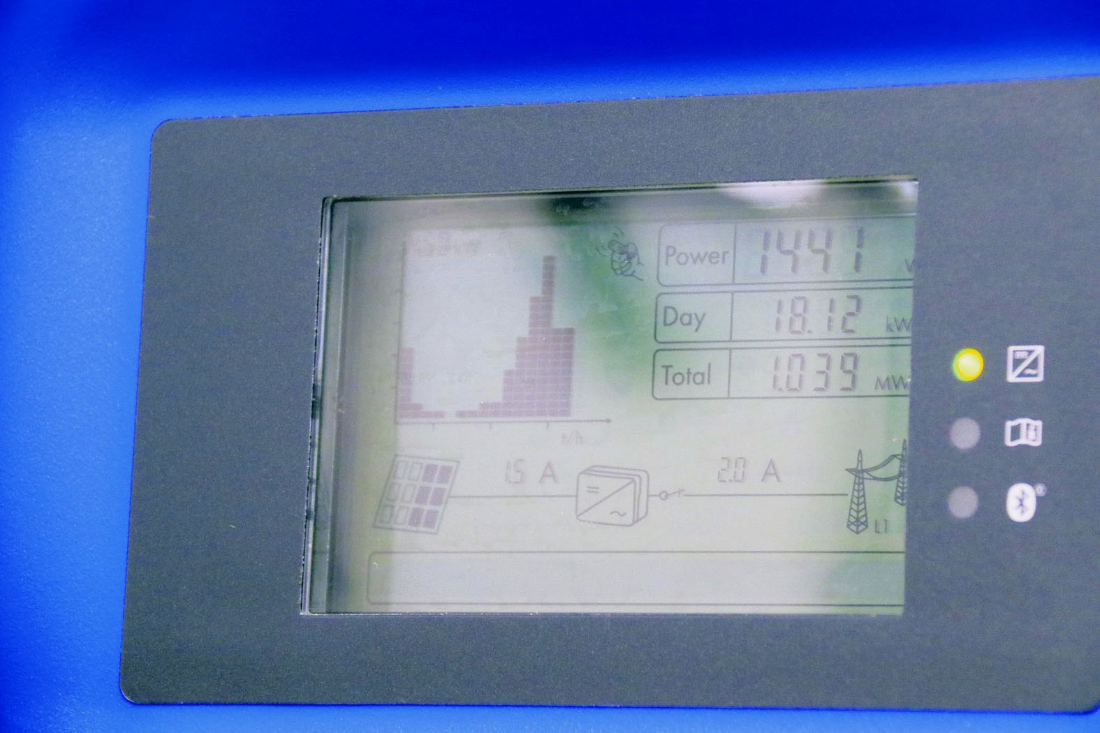 Koulun katolla on satakunta neliötä aurinkopaneeleja. Niiden keräämää sähköä voidaan seurata omasta mittarista.