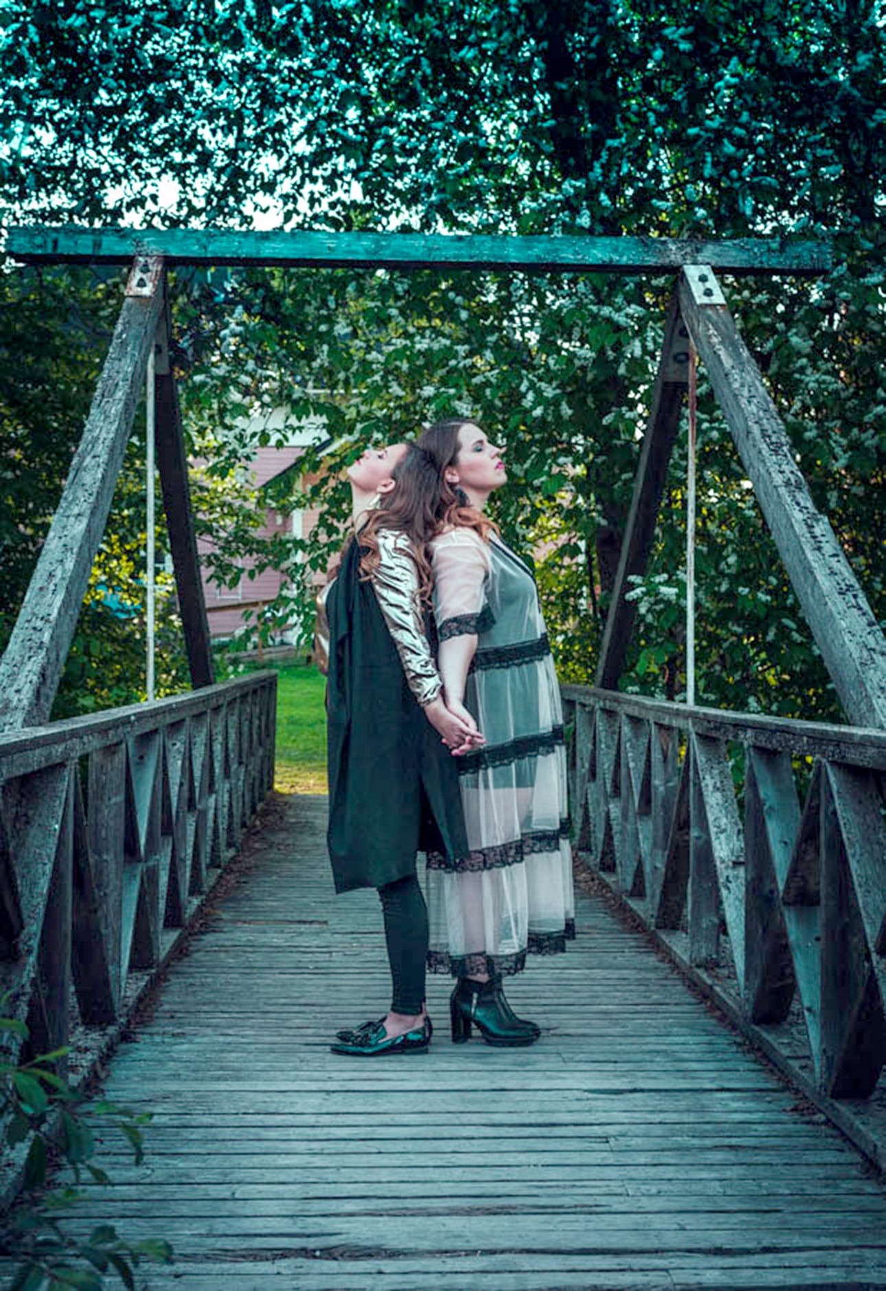 Peltokurjen muodostavat Anna Peltomaa (vas.) ja Emma Kurkinen, joiden käsialaa oleva melodinen musiikki koskettaa kuulijoita syvältä.