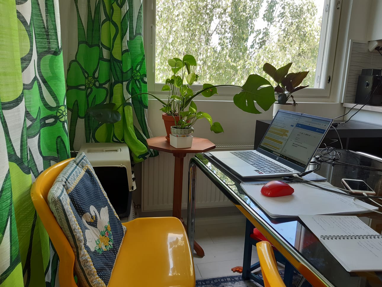 Etätyön yleistyminen on lisännyt itseohjautuvuuden ja itsensä johtamisen tarvetta. Kotona työskennellessä on tärkeä kiinnittää huomiota omaan jaksamiseen, ja erotella työ- ja vapaa-aika selkeästi. Kuva: Taru Horsma-aho