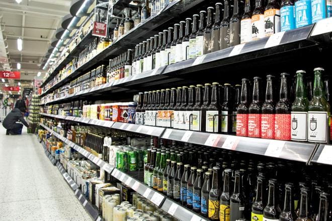Kaupat voivat myydä heti vuodenvaihteen jälkeen alkoholijuomia, joiden enimmäisvahvuus on 5,5 prosenttia. Monet muut alkoholilain muutokset tulevat voimaan maaliskuussa 2018. KUVA: Jane Iltanen