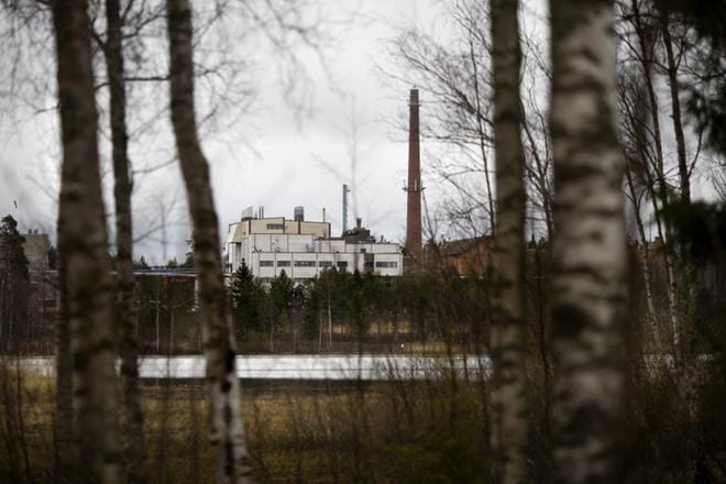 Kemiran entinen tehdasalue sijaitsee saastuneen Pukinjärven rannalla. KUVA: EETU SILLANPÄÄ