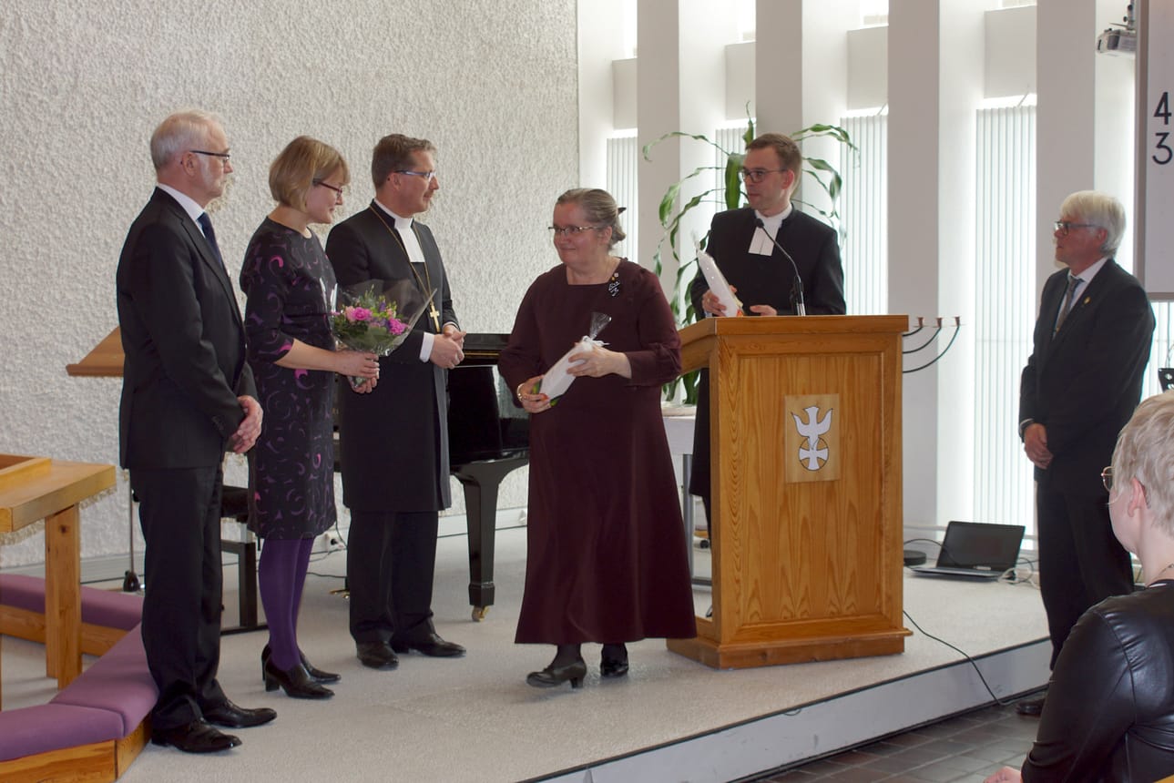 Eino Siuruainen sekä piispa Jukka Keskitalo ja piispatar Marja Keskitalo saivat muistolahjat. Ne luovuttivat Terttu Puurunen, Timo Liikasen ja Esko Ahonen.