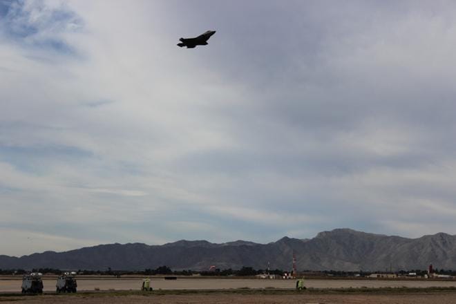 Amerikkalaisten hävittäjät eivät kelpaisi vihreiden puheenjohtajalle Pekka Haavistolle, jos Yhdysvallat irtautuu Pariisin ilmastosopimuksesta. Kuvassa lentää Lockheed Martinin F-35 Arizonassa Yhdysvalloissa. KUVA: Joonas Kuikka