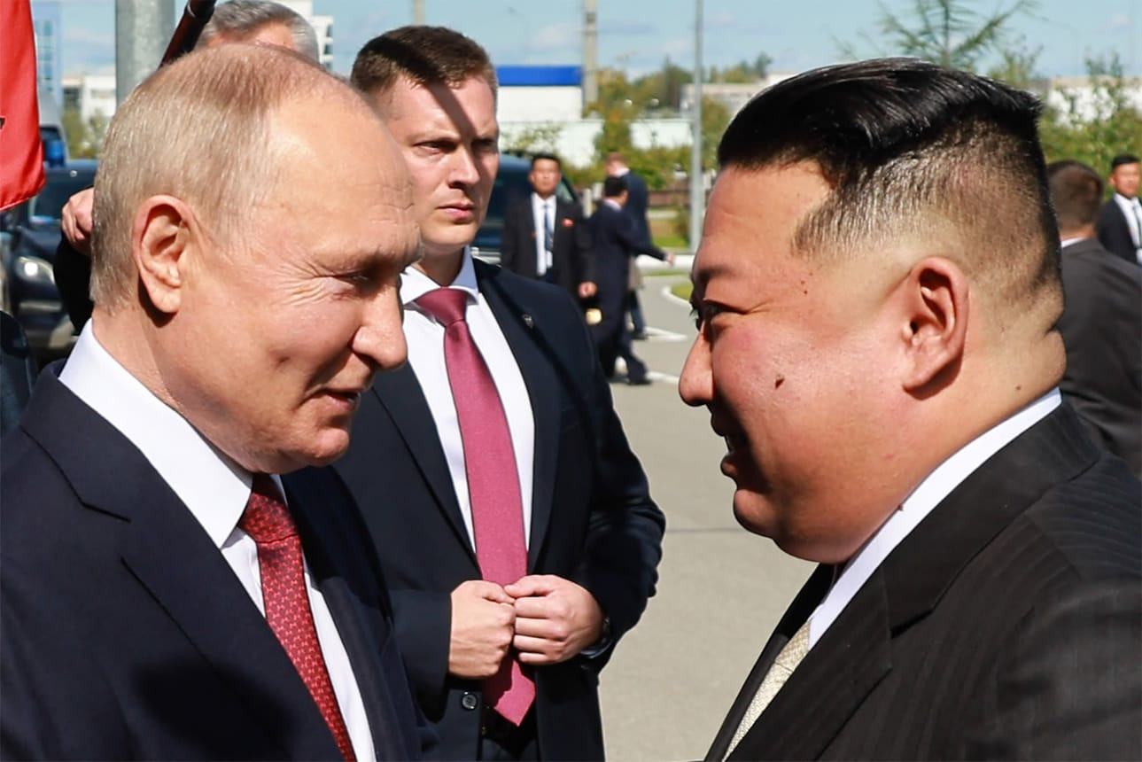 Presidentti Putin tervehti Venäjällä vierailevaa Pohjois-Korean Kimiä. Venäjän valtiollisen uutistoimisto Sputnikin jakamaa kuvaa. LEHTIKUVA / AFP / VLADIMIR SMIRNOV