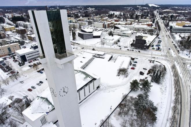 Alvar Aallon suunnittelema hallintokeskus on Seinäjoen kaupungin ylpeys. Seinäjoki on perustajajäsenenä mukana Aalto-kaupunkien verkostossa. Tuoreen lumen värjäämä ilmakuva on otettu perjantaina iltapäivällä. KUVA: KARI LÖFHJELM