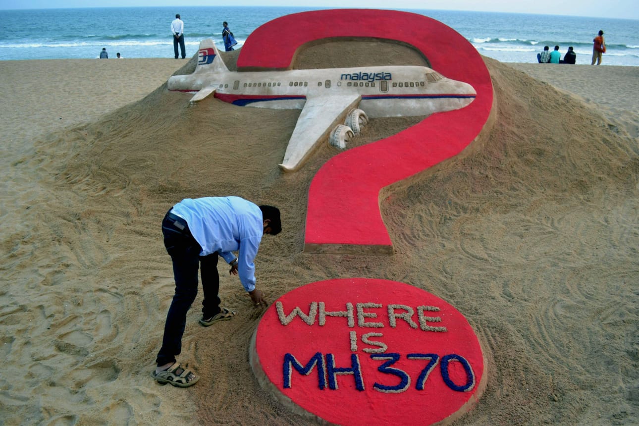 Malaysian Airlinesin lento MH370 oli ollut matkalla Malesian Kuala Lumpurista Kiinan Pekingiin. Vaikka konetta etsittiin ilmailuhistorian suurimmassa etsintäoperaatiossa, sitä ei onnistuttu löytämään. LEHTIKUVA/AFP