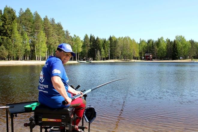 Teuvalainen Eija Saarela-Mäkynen on MM-joukkueen ensikertalainen. Kisassa kalat laitetaan sumppuun ja vapautetaan punnituksen jälkeen. KUVA: TEJUKA/HENRY AHO