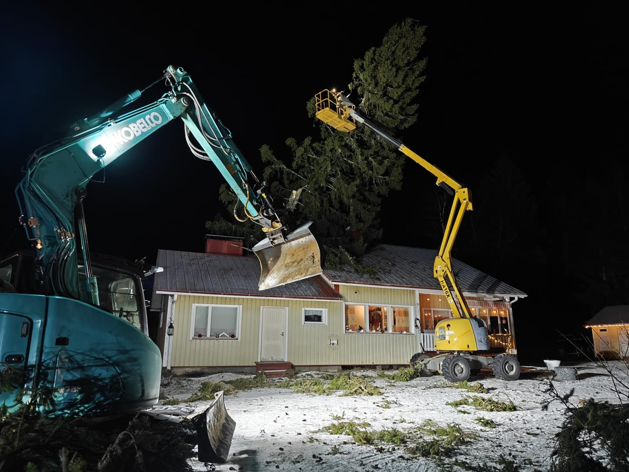 Myrskytuuli kaatoi suuren kuusen Merijärvellä talon päälle.