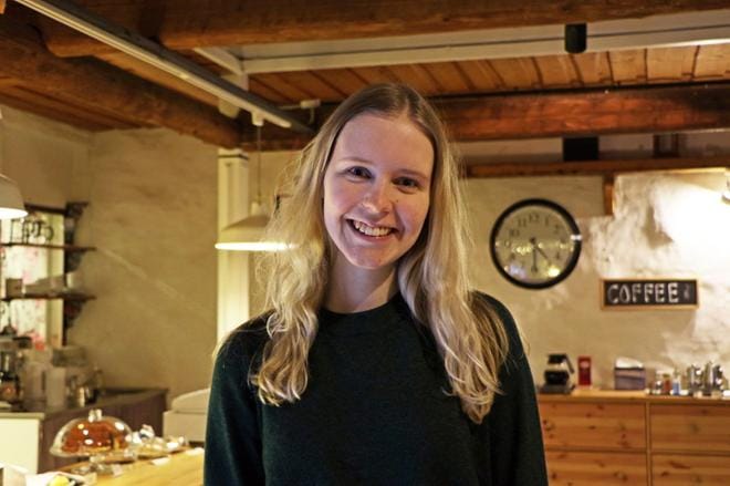 Ruotsinkielisen lukion oppilaskunnan puheenjohtaja Sofia Finnström on saanut hyvää palautetta nuorten mielipidekirjoituksesta. Siinä pyydetään pappeja pohtimaan, millaiset seuraukset heidän tuomitsevilla lausunnoillaan on etenkin nuoriin. Koulun ovet suljettiin homoseksuaalisuuden tuomitsevilta papeilta opettajien ja oppilaiden yhteisellä päätöksellä. KUVA: AUNE WARONEN