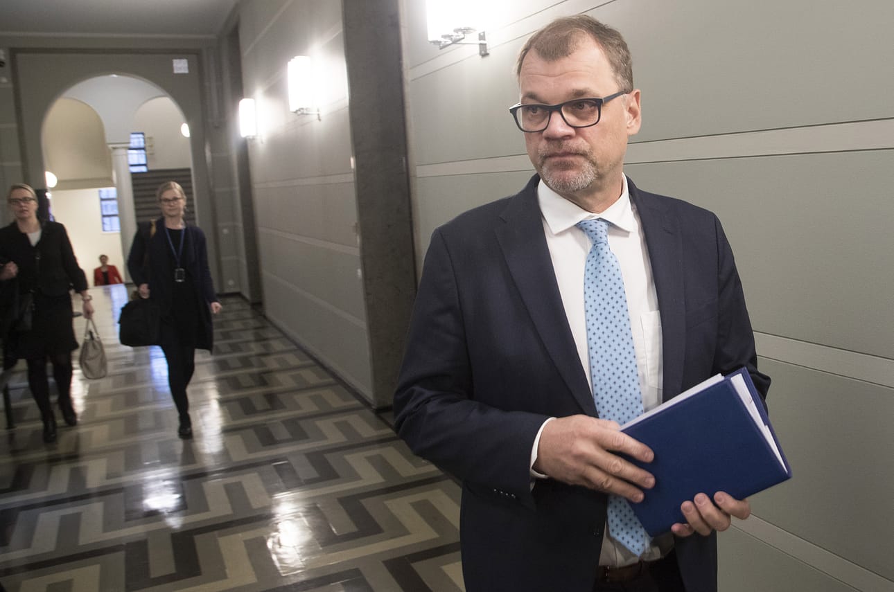 Keskustan puheenjohtaja Juha Sipilä roimi sdp:n puheenjohtajan Antti Rinteen näkemyksiä Akavan ja Päätoimittajien yhdistyksen vaalipaneelissa. Arkistokuva.