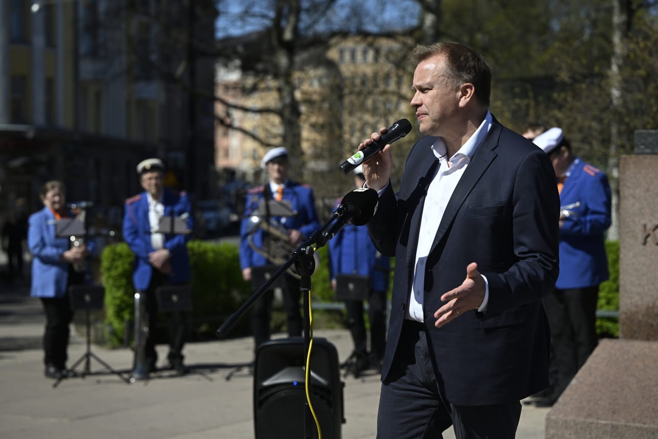 Keskustan puheenjohtaja Antti Kaikkonen piti vappupuheensa keskustan vapputilaisuudessa Kyösti Kallion patsaan edustalla Helsingissä.