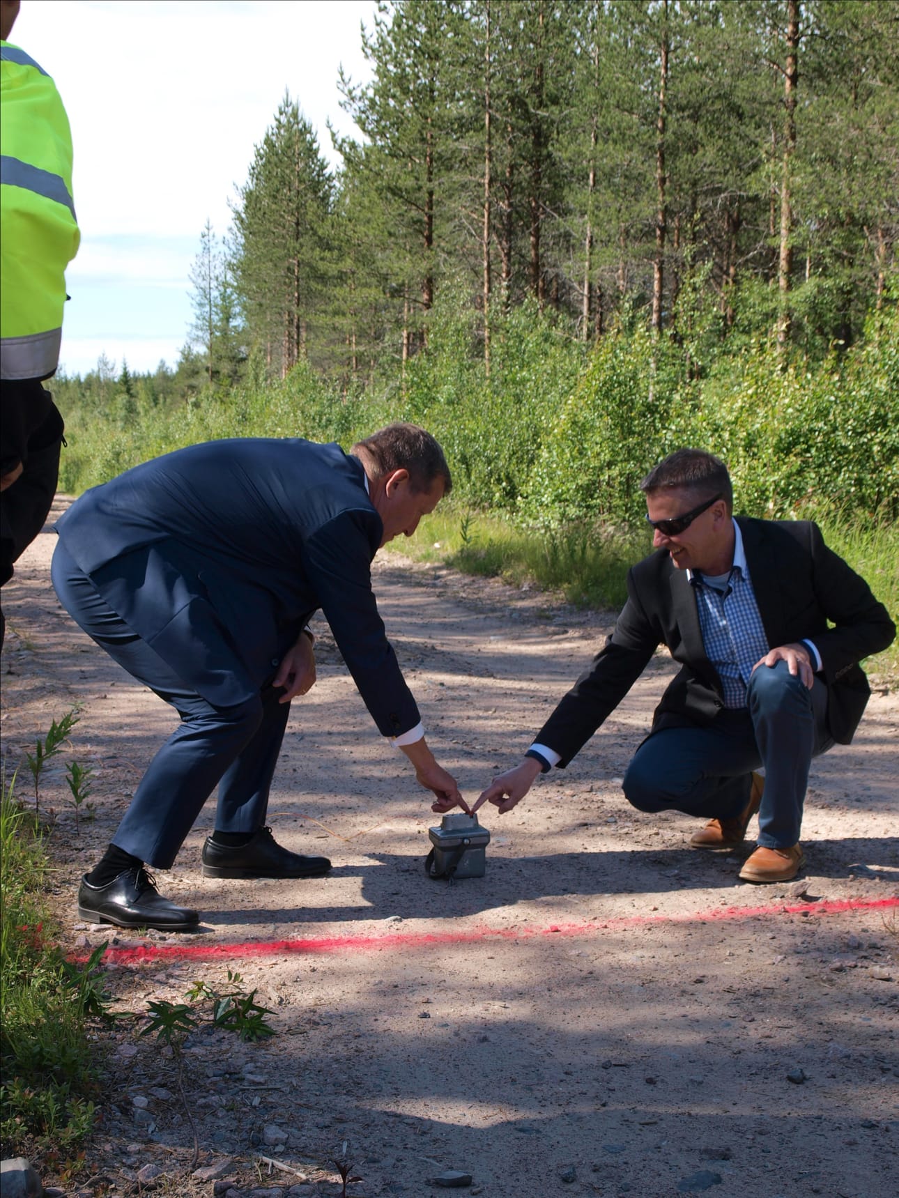Puhurin hallituksen puheenjohtaja Roger Holm (oik) ja Suomen Voiman hallituksen puheenjohtaja, energianeuvos Patrick Wackström räjäyttävät ensimmäisen paukun Parhan tuulipuiston työmaalla.