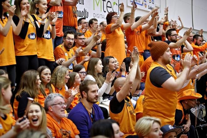 KarhuBasketin kotiotteluissa on villi meno. Kuudes ja ehkä ratkaiseva finaali pelataan perjantaina Kauhajoella. KUVA: TOMI KOSONEN