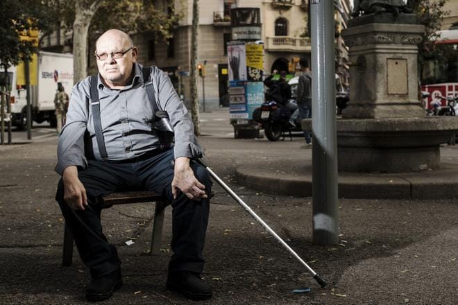Eläkeläinen Jose Tomas kannattaa Katalonian itsenäisyyttä. Penkillään Barcelonan Eixamplen kaupunginosassa hän vertaa Espanjan viranomaisten toimia perheväkivaltaan. Kuva: Silja Viitala