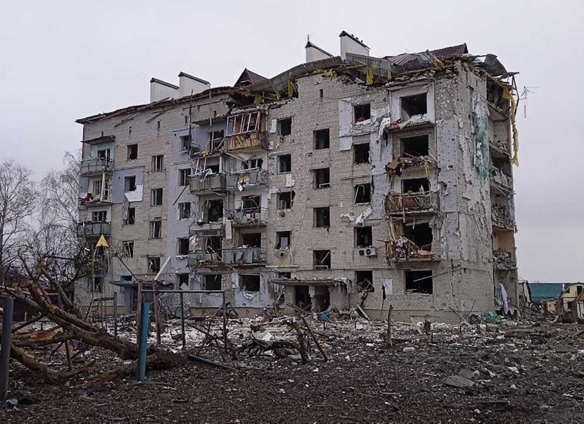 Kiovasta luoteeseen sijaitseva, sodassa tuhoja kärsinyt rakennus Ukrainassa. Lehtikuva/AFP