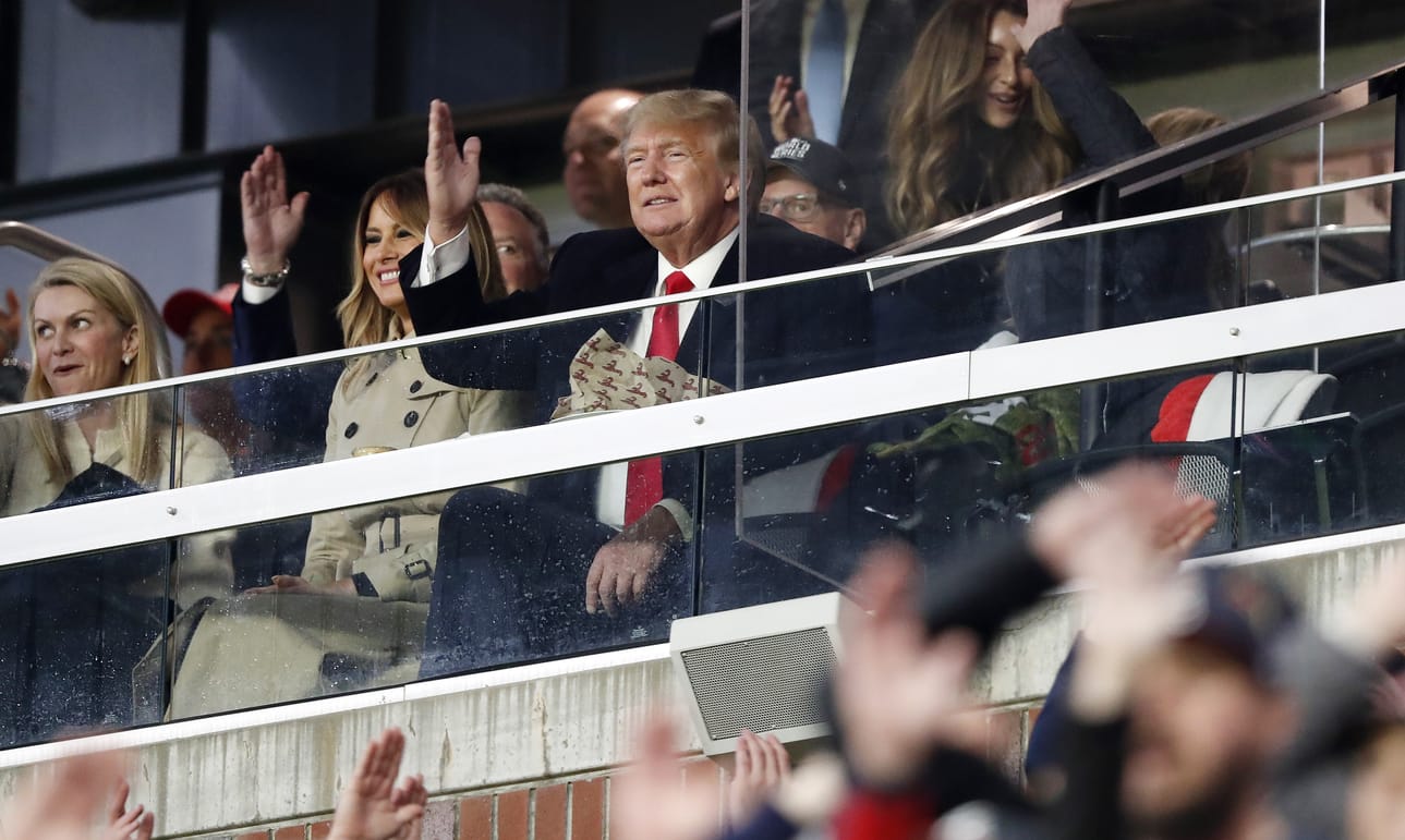 Ex-presidentti Donald Trump ja puoliso Melania Trump ovat valmiita uusiin koitoksiin amerikkalaisen yhteiskunnan jakamiseksi. Atlanta Braves -baseballjoukkueen kannattajat näkivät heidän elehtivän kiisteltyjä tomahawk-iskuja stadionillaan 30. lokakuuta 2021. Fanitervehdys viittaa Georgian osavaltion alkuperäiskansoihin tavalla, jota on pidetty loukkaavana.