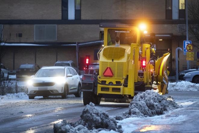 Aurauskaluston ilmestyminen katukuvaan hämmentää autoilijoita. Riittävä varovaisuus unohtuu, ja liikenteen väistämättömästä hidastumisesta kimpaannutaan. KUVA: JOUKO HÄNNINEN
