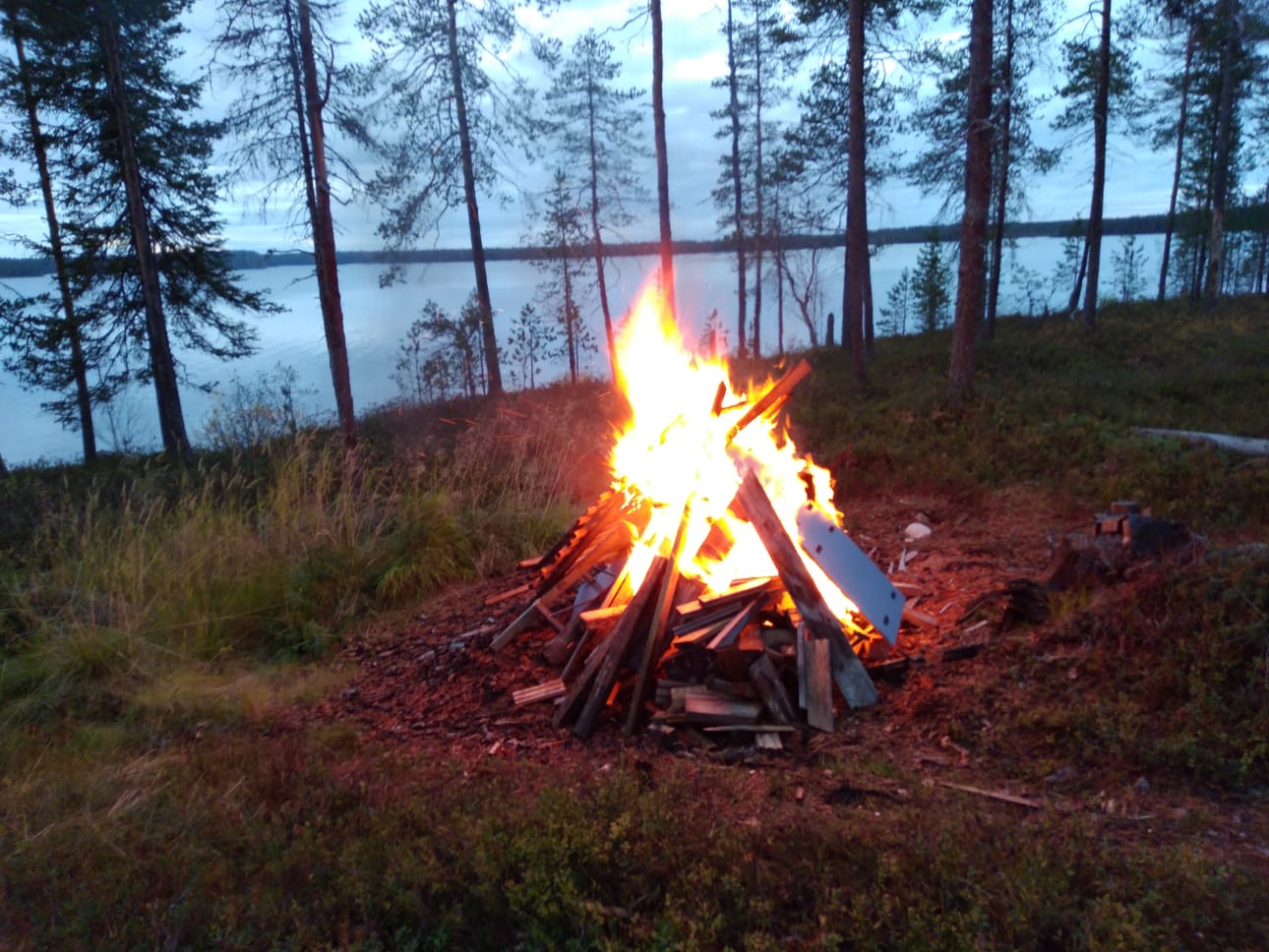 Iijärveenrannalla juhlitaan valojuhlia.